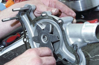 Có nên điều khiển xe khi bơm nước hư hỏng?